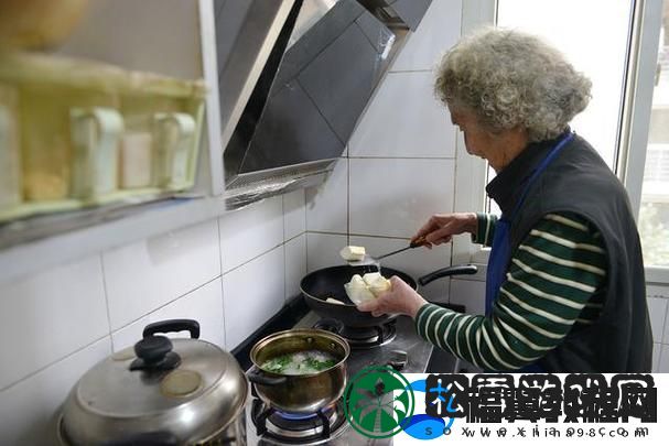 中午妈妈在厨房做饭