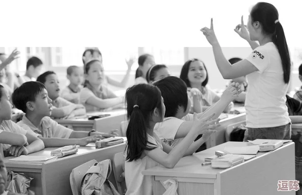 老师把女班长的内裤扒了