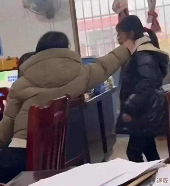 老师把女班长的内裤扒了