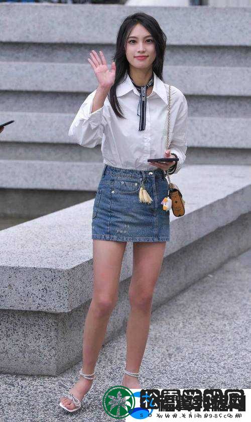 美女咪咪意外露出来引发众人关注